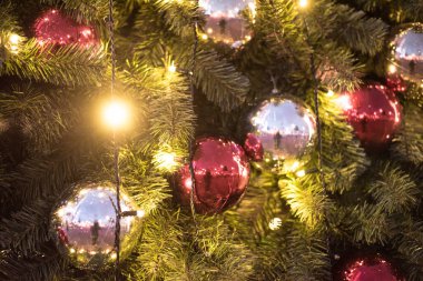 Çiçekli güzel yeşil Noel ağacının Noel süsleri.