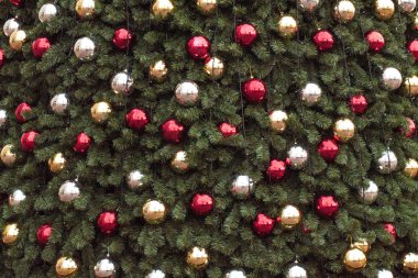 Çiçekli güzel yeşil Noel ağacının Noel süsleri.