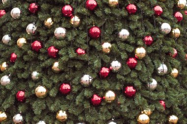 Çiçekli güzel yeşil Noel ağacının Noel süsleri.