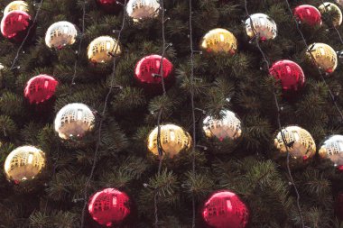 Çiçekli güzel yeşil Noel ağacının Noel süsleri.