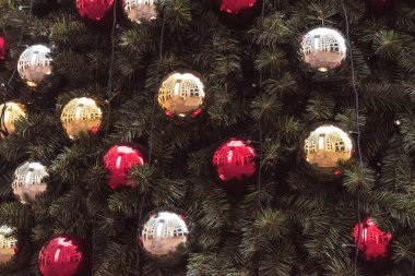 Çiçekli güzel yeşil Noel ağacının Noel süsleri.