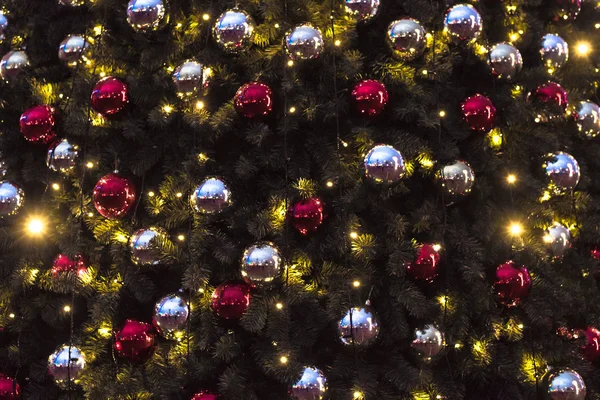 Decorazioni Natalizie Bellissimo Albero Natale Verde Con Ghirlanda — Foto Stock