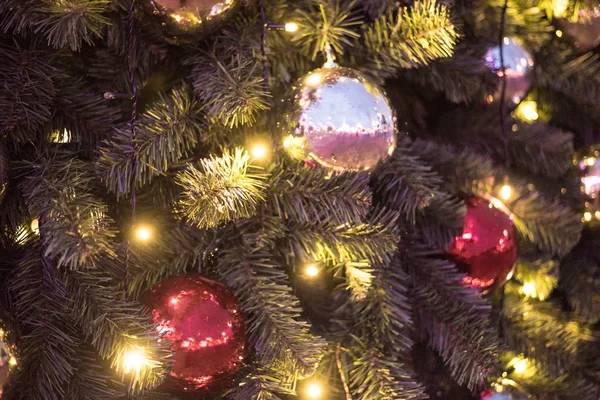 Χριστουγεννιάτικα Στολίδια Όμορφο Πράσινο Χριστουγεννιάτικο Δέντρο Γιρλάντα — Φωτογραφία Αρχείου