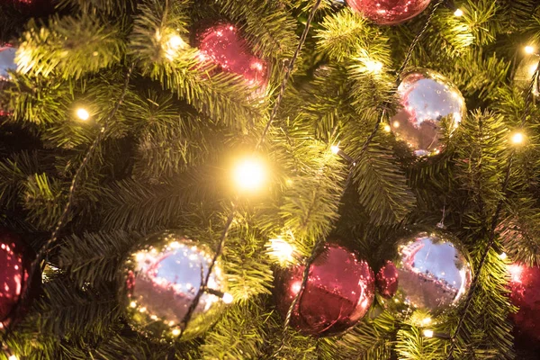 Weihnachtsschmuck Auf Wunderschönem Grünen Weihnachtsbaum Mit Girlanden — Stockfoto