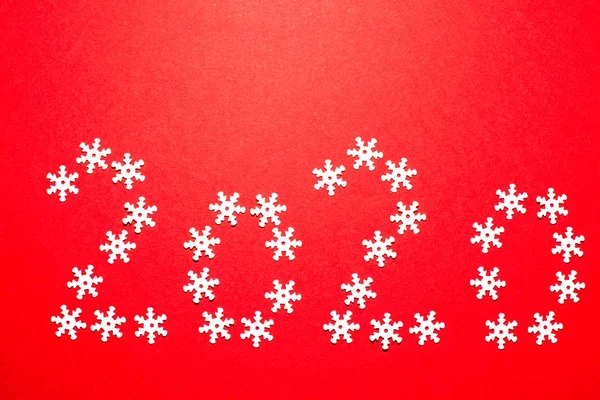Надпись 2020 Года Красном Фоне Декоративных Снежинок Новым Годом — стоковое фото