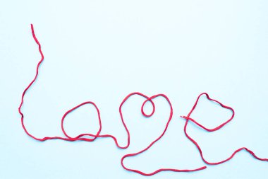 Mavi arka planda nakış işlemesi için iplikli 