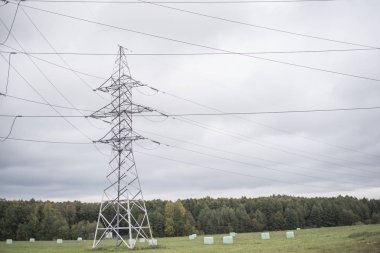 Gökyüzü arka planında elektrik direği. Elektrik ileten kablolar.