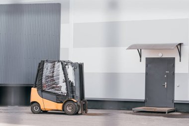 Bir lojistik şirketinde küçük bir yükleyici. Yükleri kaldırmak ve taşımak için forklift.
