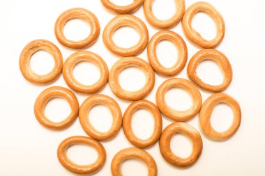 Beyaz arka planda lezzetli kuru simit..