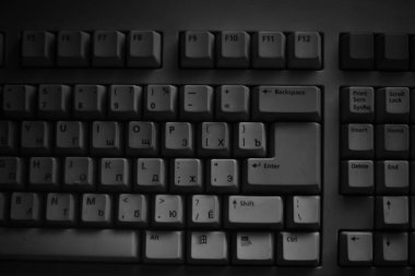 Işık loş, bulanık olduğunda bilgisayar klavyesi.