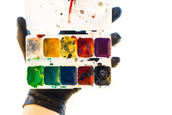 油漆盒 水彩画艺术家手中白色背景的一组水彩画 — 图库照片