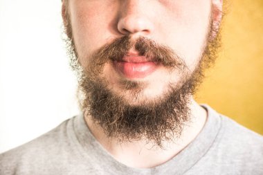 Sakallı ve bıyıklı genç bir adam. Berbere gitmeden önce..