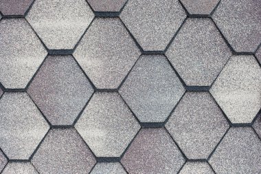 Çatıyı kaplamak için gri kiremitler. İnşa edilebilen esnek fayans arkaplanı.