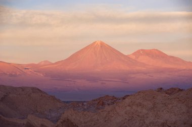 San Pedro de Atacama, Atacama, Şili - 01 Kasım 2012: Günbatımı sırasında Atacama Çölü 'ndeki Licancabur Volkanı manzarası