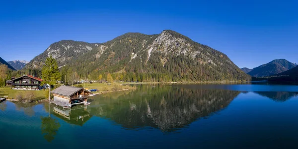 Letecký Pohled Loděnici Jezera Plansee Podzimní Náladě Velkými Odrazy Průzračné — Stock fotografie