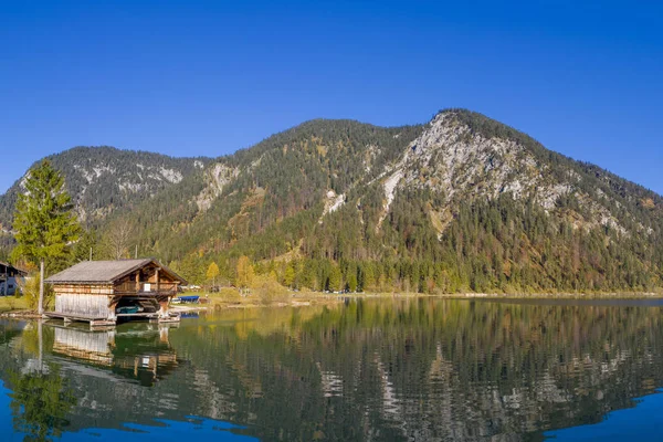 Loděnice Odrazy Čisté Modré Jezero Plansee Podzim Rakousku — Stock fotografie