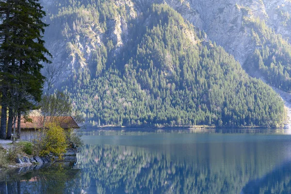 Mały Domek Nad Jeziorem Plansee Jesienią Pomiędzy Górami Austriackimi — Zdjęcie stockowe