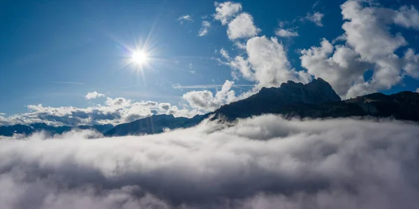 Mistig Uitzicht Berg Hahnenkamm Bij Hoefen Reutte Met Wolkenbank Zonnestralen — Stockfoto