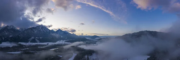 Panorama Dell Umore Del Tramonto Pinswang Con Montagne Innevate Foschia — Foto Stock