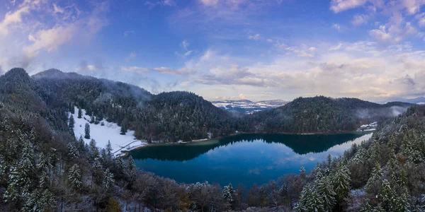 Lago Alatsee Tra Montagne Innevate Con Foresta Bel Cielo Nuvoloso — Foto Stock