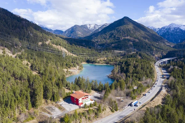 Jezioro Urisee Przy Autostradzie Hotelem Austriackich Górach Wiosną — Zdjęcie stockowe