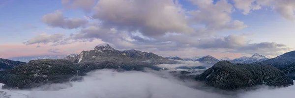 Österreichische Bergkette Reutte Mit Bunten Sonnenuntergangswolken Und Herbstlichem Bodennebel — Stockfoto