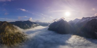 Güneşin doğuşuyla birlikte tirol dağlarında yer üstü sis bulutları.