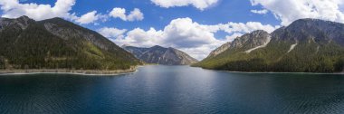 Baharın ilk günü Avustralya 'da mavi soğuk suyla planlanan panorama.