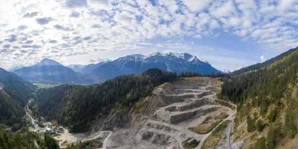 Letecký Výhled Kamennou Jámu Lomu Weissenbach Tirolsku Oblačným Nebem Horami — Stock fotografie