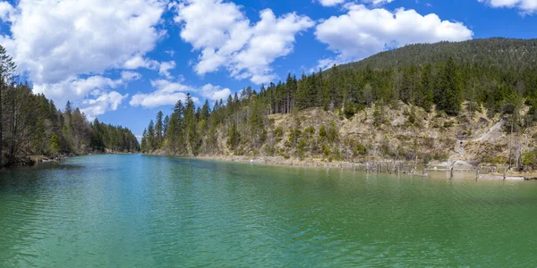 Malé Jezero Plansee Mezi Lesem Modrým Oblačným Nebem Jaře — Stock fotografie