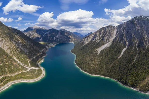 Osadzone Głęboko Niebieskie Jezioro Plansee Górach Tyrolu Wiosną — Zdjęcie stockowe