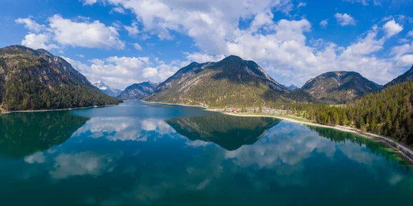 Vista Aerea Meraviglioso Lago Plansee Alpi Paesaggio Con Riflessi Cielo — Foto Stock