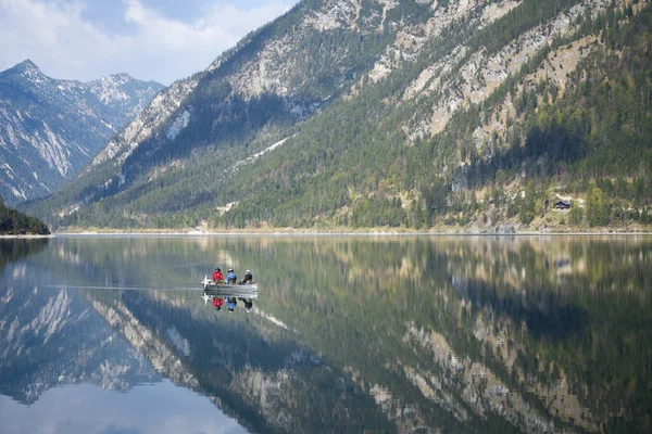 Fischerboot Ruhigen Plansee Mit Bergreflexionen Frühling — Stockfoto