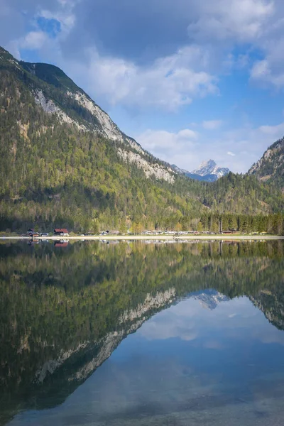 Odbicia Gór Jeziorze Plansee Wiosną Austrii Błękitnym Zachmurzonym Niebem — Zdjęcie stockowe