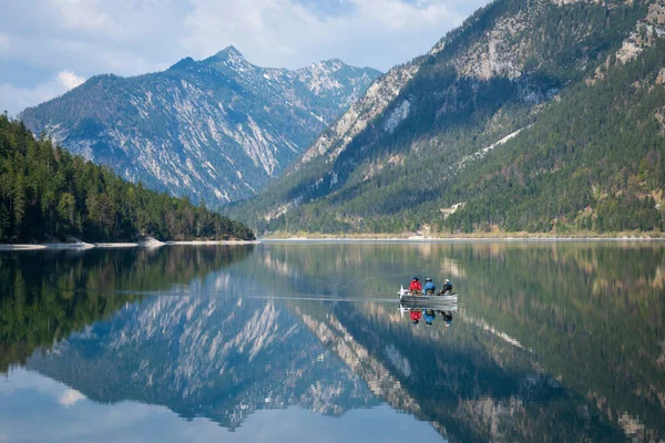 Landscape Lake Plansee Fishing Boat Reflections Alp Mountains — Stock Photo, Image