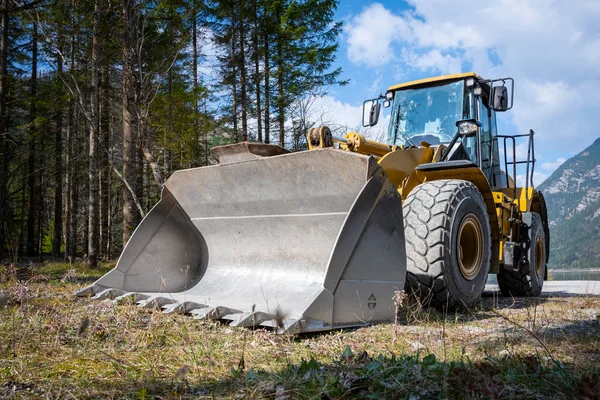 Perspectiva Próxima Vista Para Enorme Carregador Rodas Com Grande Floresta — Fotografia de Stock