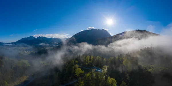 Raggi Sole Sorgere Del Sole Montagne Nebbiose Con Nuvole Tra — Foto Stock