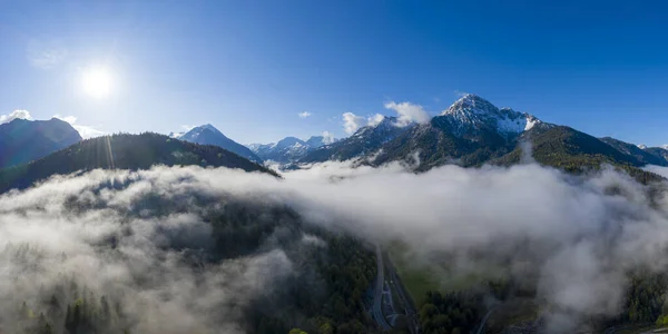 Sole Sorgere Del Sole Con Nebbia Mattutina Montagna Thaneller Tirolo — Foto Stock