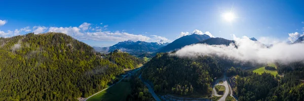 Панорама Солнцем Шоссе Утренним Пыльным Туманом Горах Альп — стоковое фото