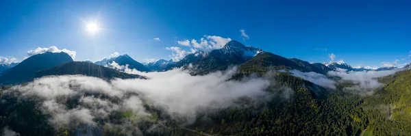 Panorama Der Morgensonne Durch Grünen Waldberg Mit Nebel Und Wolken — Stockfoto