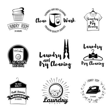 Çamaşır sepeti. Çamaşır makinesi. Elbise askısı. T-shirt. Sportif T-Shirt. Giysiler için durum. Demir. Kuru Temizleme. Etiketleri ve rozetleri küme. İllüstrasyon vektör