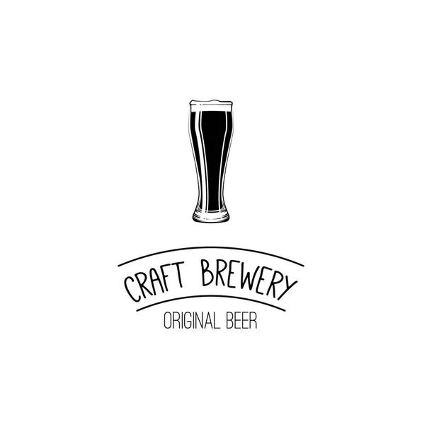 Un verre de bière. De la bière artisanale. Emblème du logo de la brasserie. Illustration vectorielle . — Image vectorielle