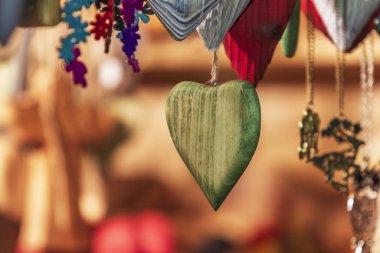 Noel süsleri ve sembolleri bir pazarda asılı duruyor..