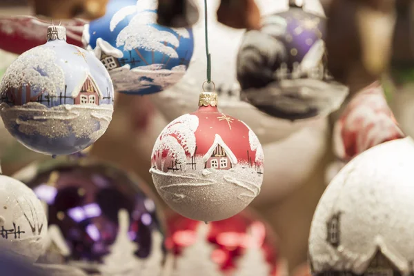 Weihnachtsschmuck Und Symbole Hängen Einem Marktstand — Stockfoto