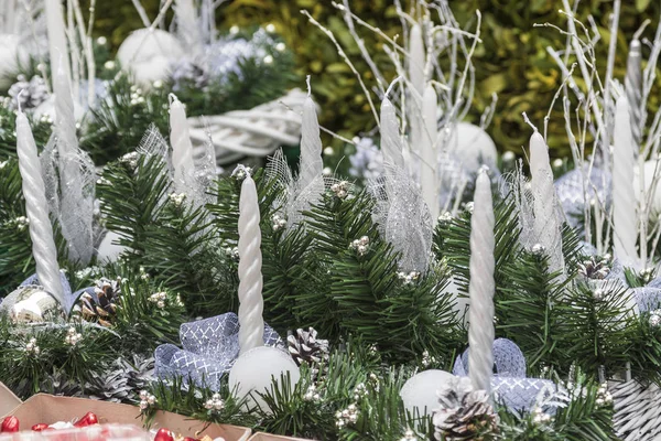 Auf Der Theke Gestapelte Kerzenständer Zum Verkauf Auf Dem Weihnachtsmarkt — Stockfoto
