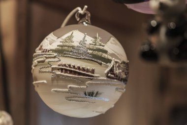 Noel süsleri ve sembolleri bir pazarda asılı duruyor..