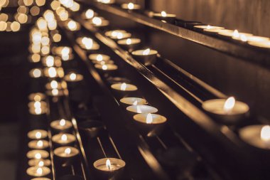 Kilisede yanan mumlar, güzel bir ışık ve bokeh