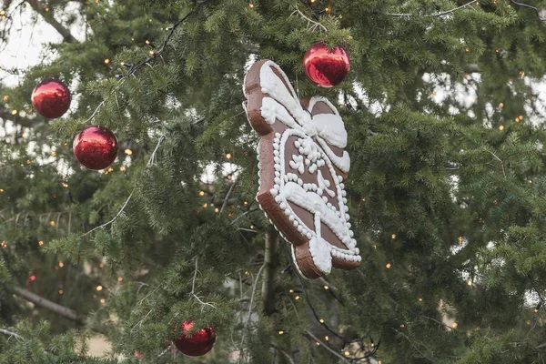 Weihnachtsbaum Freien Auf Dem Baum Liegen Rote Flaschen Und Künstliche — Stockfoto