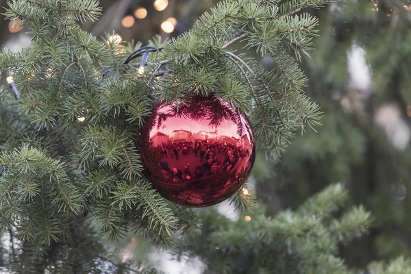 Utsmyckad Julgran Utomhus Trädet Står Röda Kolvar Och Konstgjort Pepparkaksbröd — Stockfoto