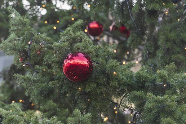 Utsmyckad Julgran Utomhus Trädet Står Röda Kolvar Och Konstgjort Pepparkaksbröd — Stockfoto